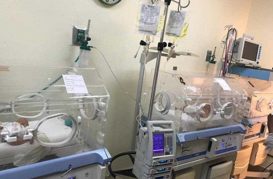 Recibimiento de equipos en la sala de perinatolog&iacute;a