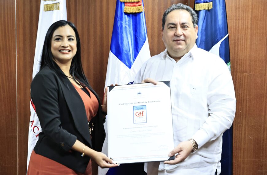 SNS recibe Sello CAF+300, reconocimiento a la excelencia en la gesti&oacute;n p&uacute;blica